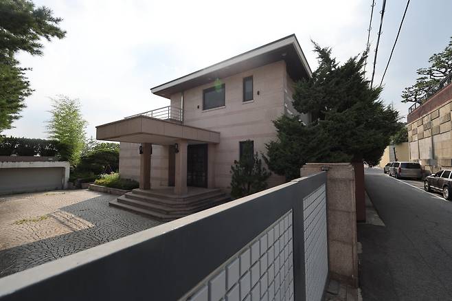 고(故) 이건희 삼성 선대회장이 별세하면서 삼성 일가에 상속된 서울 용산구 이태원동 단독주택이 최근 228억원에 매각된 것으로 알려졌다. 1976년에 지어진 이 주택은 연면적 496.92㎡, 대지면적 1073.1㎡에 지하 1층, 지상2층 규모다. /연합뉴스