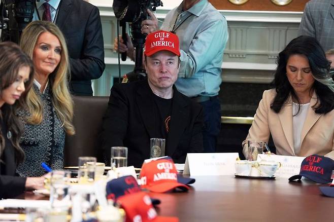 일론 머스크 테슬라 최고경영자(CEO)가 지난 4월 30일 백악관에서 진행된 내각 회의에서 도널드 트럼프 미국 대통령 발언을 듣고 있는 모습(자료사진). ⓒAP/뉴시스
