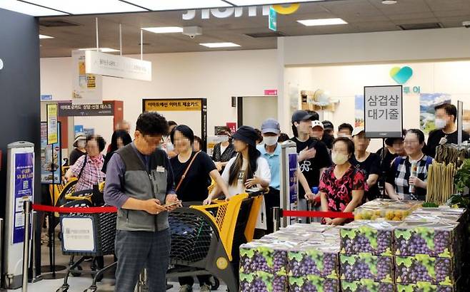 지난 4일 이마트에서 ‘고래잇 페스타 쿨 썸머 세일' 행사를 실시한 가운데 고객들이 이마트 용산점 오픈 전부터 줄을 서고 있다.ⓒ이마트