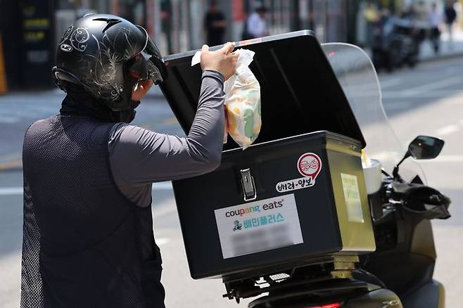 서울 시내 식당가에서 배달라이더들이 음식을 배달하고 있다. ⓒ뉴시스