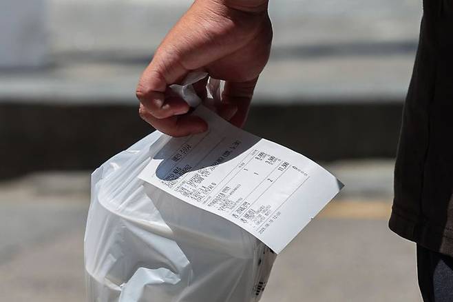 서울 시내 식당가에서 배달라이더들이 음식을 배달하고 있다. ⓒ뉴시스