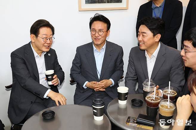 이재명 대통령이 김민석 국무총리와 강훈식 비서실장 등과 함께 8일 서울 용산 대통령실 청사 매점에서 출입기자단과 예정에 없던 티타임을 가지고 있다. 송은석 기자 silverstone@donga.com