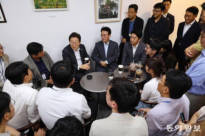 이재명 대통령이 김민석 국무총리와 강훈식 비서실장 등과 함께 8일 서울 용산 대통령실 청사 매점에서 출입기자단과 예정에 없던 티타임을 가지고 있다. 송은석 기자 silverstone@donga.com