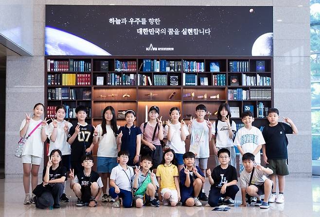 한국항공우주연구원에 방문한 어린이 우주 기자단. 스튜디오 51 제공