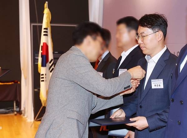 '2025년 서울 중소기업인 대회'에서 국무총리 표창을 수상하는 하근호 맑은소프트 대표. 사진=맑은소프트