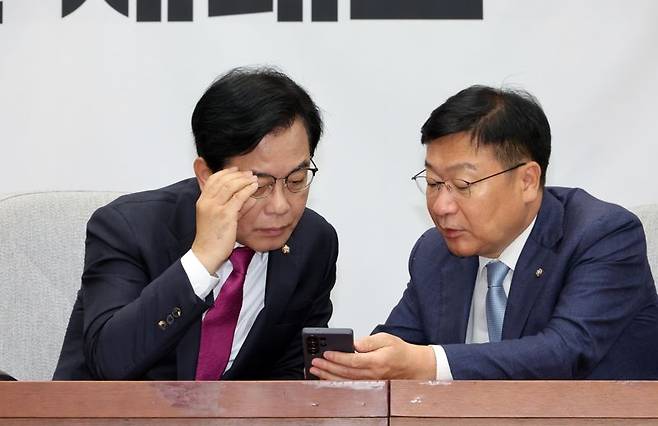 송언석 국민의힘 비상대책위원장 겸 원내대표와 정점식 사무총장이 8일 서울 여의도 국회에서 열린 원내대책회의에서 대화하고 있다. 사진-박범준 기자