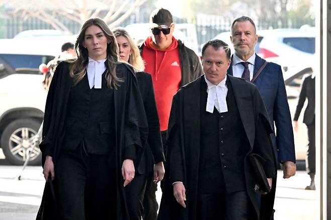 콜린 맨디(오른쪽) 수석 변호사가 소피 스태포드(왼쪽) 변호사 등 변호인들과 함께 지난 7일 독버섯 살해사건을 다루기 위해 호주 모웰의 라트로브 밸리 치안법원에 들어서고 있다. AFP