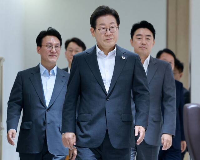 이재명 대통령이 8일 용산 대통령실에서 국무회의에 입장하고 있다. 연합뉴스