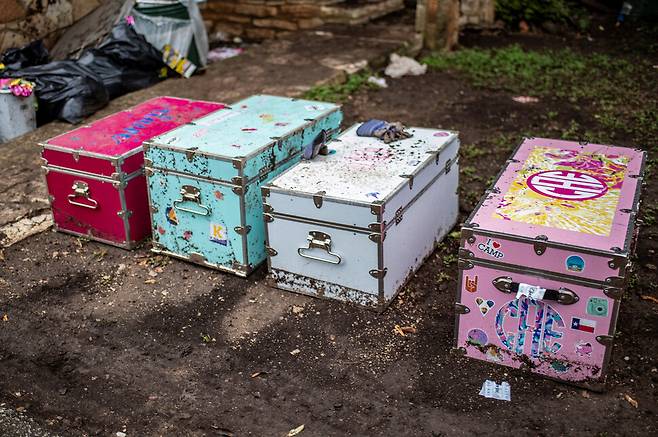 홍수로 많은 사망자가 발생한 캠프 미스틱 숙소 안에 있던 십대 참가자들의 물품이 7일(현지시각) 바깥에 꺼내져 있다. 로이터 연합뉴스