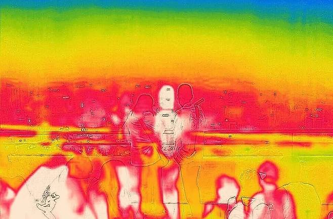 서울지역에 올해 첫 폭염경보가 발효된 7일 20시 경 서울 남산에서 열화상 카메라 모듈로 촬영한 도심의 모습. 연합뉴스