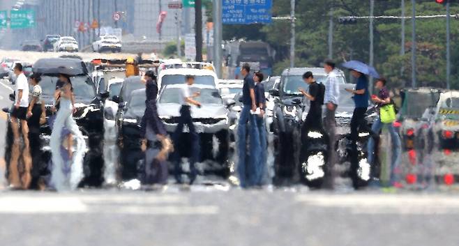 8일 폭염 경보가 발효 중인 서울 여의도 여의대로에 아지랑이가 피어오르고 있다. 연합뉴스