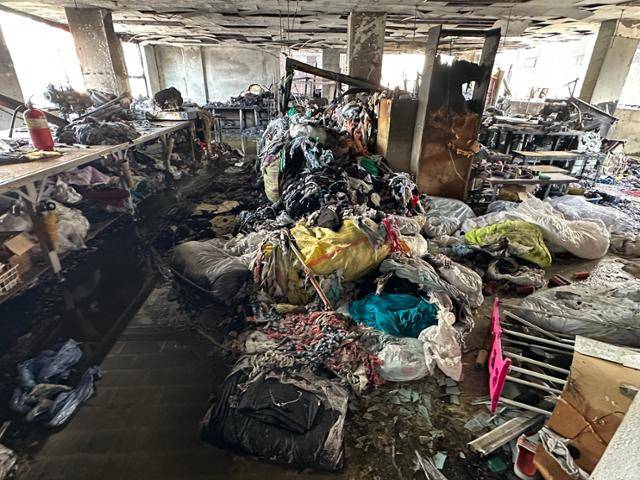 지난달 3일 임금체불로 인한 다툼으로 화재가 발생한 서울 중구 신당동의 한 봉제공장. 독자 제공