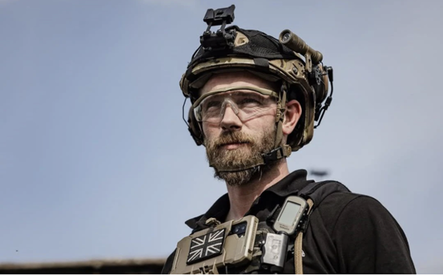 개럿은 우크라이나 전장에서 만나 연인이 된 미국인 응급의료 활동가 코트리 폴록과 2023년 딸 '리드'를 얻었다. 출산을 위해 폴록이 귀국한 뒤에도 그는 현지에 남아, 폴록과 설립한 'Prevail Together'의 활동가들과 함께 지뢰 등 폭발물 해체작업과 군인-경찰관 교육 등 활동을 이어갔다. prevailtogether.org