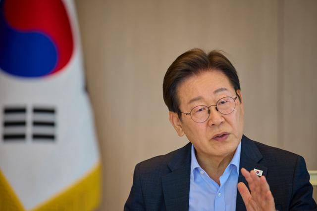 이재명 대통령이 7일 서울 용산 대통령실에서 김민석 국무총리와 주례 보고 회동을 하고 있다. 대통령실 제공