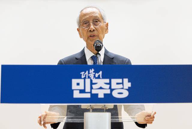 윤여준 더불어민주당 상임총괄선거대책위원장이 지난달 4일 국회 의원회관에서 열린 제21대 대통령선거 선대위 해단식에서 발언하고 있다. 뉴스1