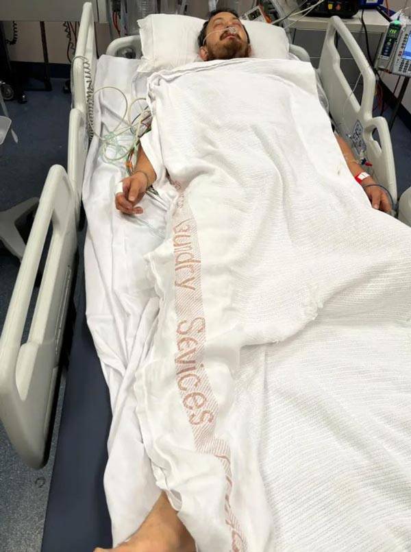 독사에게 물린 뒤 병원에 실려간 마크 펠리./사진=더 선