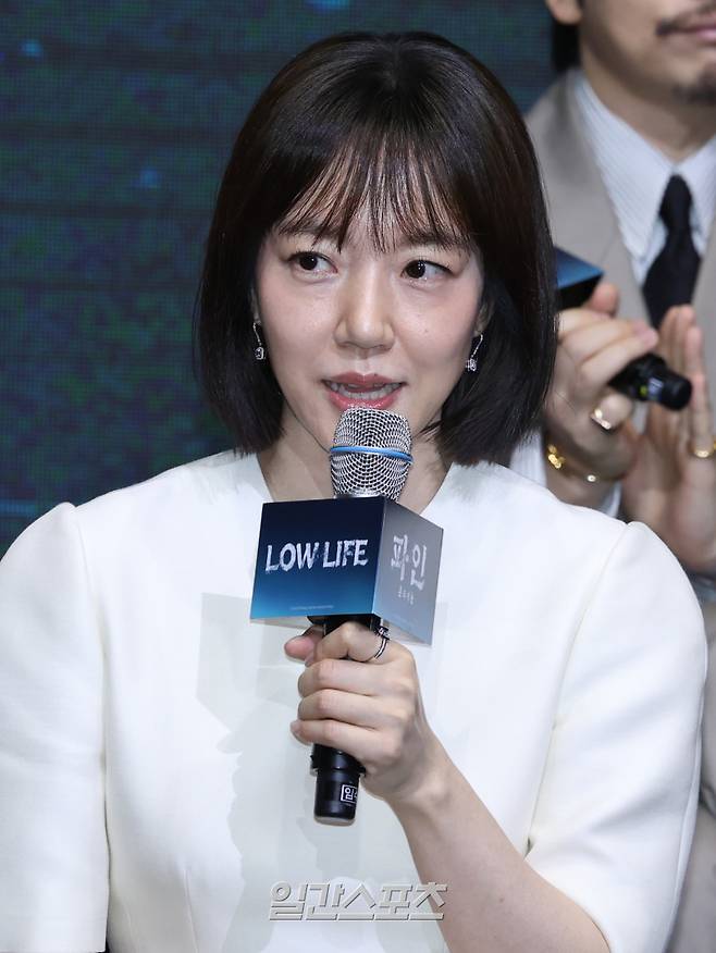 배우 임수정이 8일 오전 서울 영등포구 콘래드호텔에서 열린 디즈니+ 오리지널 시리즈 '파인: 촌뜨기들' 제작발표회에 참석해 인사말을 하고 있다. ‘파인: 촌뜨기들’은 1977년, 바다 속에 묻힌 보물선을 차지하기 위해 몰려든 근면성실 생계형 촌뜨기들의 속고 속이는 이야기. 오는 16일 3편 공개를 시작으로, 매주 2편씩 총 11개의 에피소드가 공개된다. 서병수 기자 qudtn@edaily.co.kr /2025.07.08/