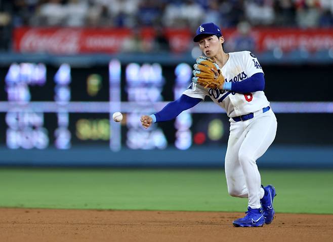 <yonhap photo-4292=""> LOS ANGELES, CALIFORNIA - JULY 01: Hyeseong Kim #6 of the Los Angeles Dodgers throws out Kyle Teel #8 of the Chicago White Sox during the seventh inning at Dodger Stadium on July 01, 2025 in Los Angeles, California. Harry How/Getty Images/AFP (Photo by Harry How / GETTY IMAGES NORTH AMERICA / Getty Images via AFP)/2025-07-02 13:59:14/ <저작권자 ⓒ 1980-2025 ㈜연합뉴스. 무단 전재 재배포 금지, AI 학습 및 활용 금지></yonhap>