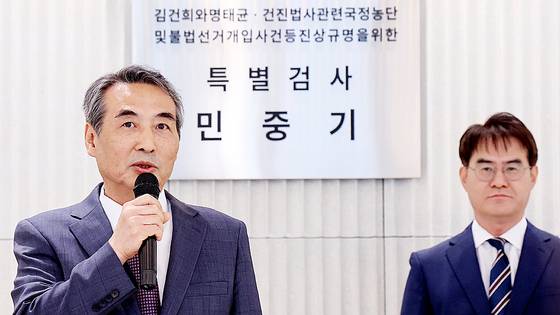 윤석열 전 대통령의 부인 김건희 여사 의혹 관련 사건을 맡은 민중기 특별검사가 지난 2일 오전 서울 종로구 KT광화문빌딩 웨스트에 마련된 특검 사무실에서 현판 제막을 마친 뒤 발언을 하고 있다.뉴스1