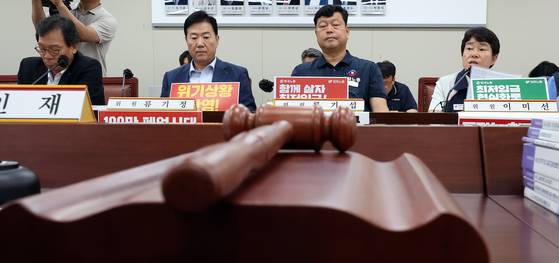 8일 세종시 정부세종청사에서 열린 최저임금위원회 10차 전원회의에서 노사 위원들 앞에 의사봉이 놓여져 있다. 뉴시스