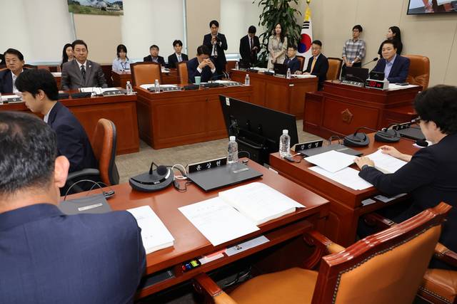 ▲ 8일 국회 국방위원회 전체회의에 불출석한 국민의힘 윤상현 의원의 자리가 비어 있다. 이날 김건희 여사와 관련한 의혹들을 수사하는 민중기 특별검사팀은 윤 의원의 국회 사무실을 전격 압수수색하고 있다. 연합뉴스