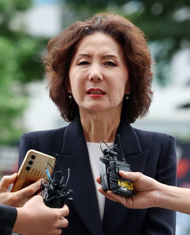 이진숙 사회부총리 겸 교육부 장관 후보자가 지난달 30일 서울 여의도 한국교육시설안전원에 마련된 인사청문회 준비 사무실로 출근하며 취재진 질문에 답하고 있다. /사진=최혁 기자