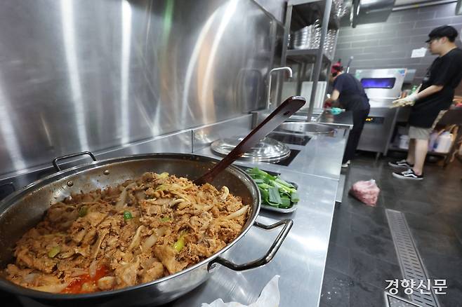 낙성대점 주방에 직원들이 김치찌개 재료를 준비하고 있다.