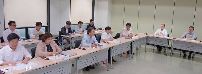 권대영 금융위원회 사무처장이 8일 오후 서울 중구 한국프레스센터 신용회복위원회에서 개최한 소상공인 금융 애로 해소를 위한 첫 번째 현장 간담회에서 정책 수요자, 관련 전문가들로부터 현장의 목소리를 청취하고 있다. 금융위 제공