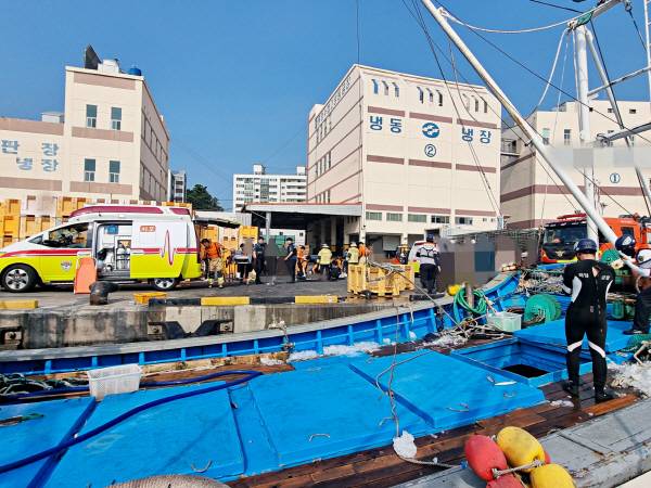 8일 오전 8시 33분께 경남 통영시 동호항에 정박 중인 9.77t급 연안선망 어선 A호(통영선적) 어창에서 선원 4명이 질식해 쓰러졌다. 통영해경 제공