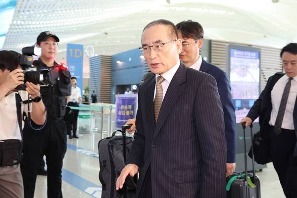 위성락 국가안보실장이 방미 일정을 위해 지난 6일 인천국제공항을 통해 미국 워싱턴DC로 출국하고 있다. 연합뉴스