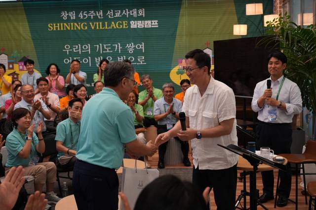 김하나(앞줄 오른쪽) 목사가 선교사들을 격려하는 모습. 명성교회 제공