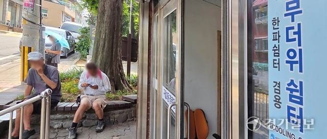 8일 인천 구월동 ‘무더위 쉼터’ 지정 경로당에 비회원이라는 이유로 들어가지 못한 노인들이 경로당 앞과 주변 공원에서 36도 폭염과 싸우고 있다. 이날 선풍기가 한 대뿐인 미추홀구의 한 야외 ‘무더위 쉼터’는 찜통 더위에 아예 찾는 주민이 없다. 조병석기자