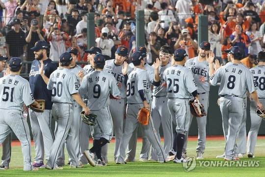 승리의 하이 파이브 / 사진=연합뉴스