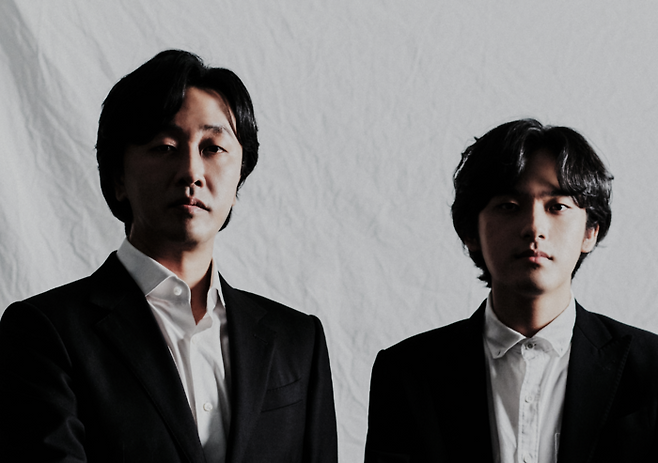 14·15일 ‘현대카드 컬처프로젝트 30’ 공연에서 리하르트 슈트라우스의 ‘장미의 기사’ 등을 네 개의 손으로 함께 연주하는 피아니스트 손민수와 임윤찬(왼쪽부터). 이들은 임윤찬이 13살일 때 만난 사제지간이다. 사진제공=목프로덕션