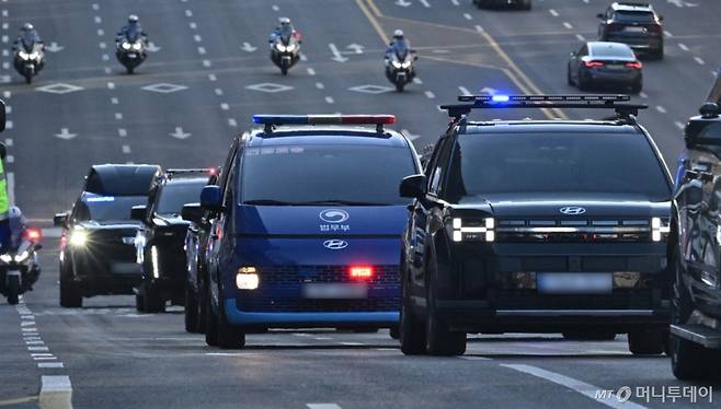 윤석열 대통령이 탑승한 호송차가 20일 오전 서울 서초구 서초역사거리에서 서울중앙지법으로 향하고 있다. 서울중앙지법 형사합의25부(지귀연 부장판사)는 이날 내란 우두머리 혐의를 받는 윤 대통령의 1차 공판준비기일을 진행하며, 이번 기일에서는 윤 대통령 측이 청구한 구속 취소에 대한 심문도 함께 진행될 예정이다./사진=(서울=뉴스1) 사진공동취재단