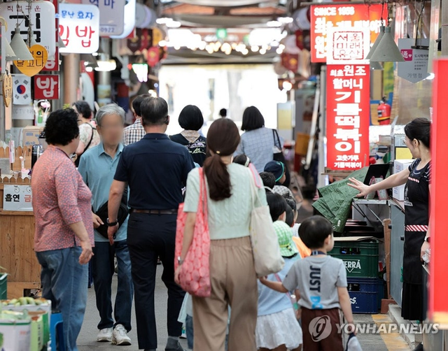 새 정부 출범과 2차 추가경정예산 효과 등에 대한 기대로 소비자들의 경제 심리가 석 달 연속 나아진 것으로 나타난 지난 달 24일 서울 시내의 한 전통시장 모습. 연합뉴스