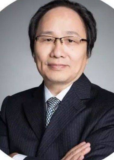 천커타오 부주임. 상하이 수집계의 유명한 서화 골동품 수집 감상가이다. 상하이시 소장협회 상무 부회장이며 중국가격협회 문물 예술품 가격위원회 전문가, 상하이시 가격인증센터 감정평가 전문가, 상하이시 소장 서화원 부원장, 상하이 국제소장품 회사 대표, 상하이 옥션 유한 책임회사 선임 고문, 상하이 옥션협회 부주임이다, 30여년간 명청민국 서화, 자기, 고미술품, 문물연구에 힘쓰고 서화, 자기 등을 소장하고 있다. 여러 자산평가회사에서 예술품 감정평가 전문가, 네트워크 감정평가 전문가로도 활동했다. *재판매 및 DB 금지