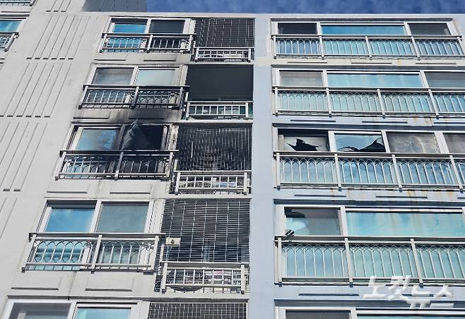 지난 2일 화재 참사가 발생한 부산 기장군의 한 아파트 외벽 등이 검게 그을린 모습. 김혜민 기자