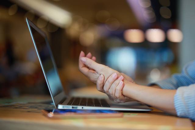 장시간 노트북, 스마트폰을 사용하게 되면 손목터널 증후군이 발생할 수 있어 주의가 필요하다. 사진은 기사의 특정 사실과 관련 없음. 게티이미지뱅크