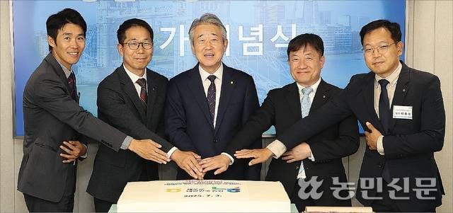 3일(현지시각) 영국 런던에서 열린 NH농협은행 런던지점 인가기념식에서 강호동 농협중앙회장(가운데)을 비롯한 관계자들이 지점 설립을 축하하고 있다.