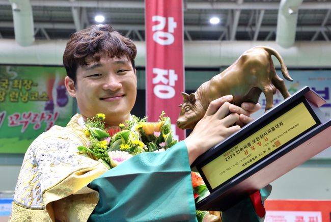 김기수는 7일 충북 보은군 보은국민체육센터에서 열린 ‘위더스제약 2025 민속씨름 보은장사씨름대회’ 금강급(90kg 이하) 장사 결정전(5전 3선승제)에서 홍준호(증평군청)를 3-0으로 제압하며 우승했다. / 대한씨름협회