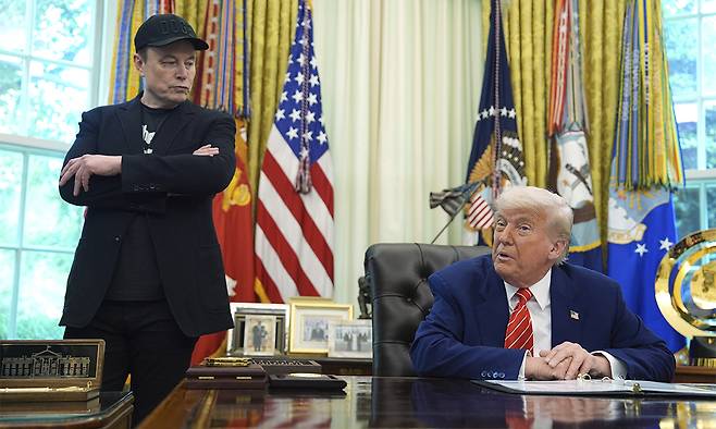지난 5월30일(현지시간) 미 백악관 집무실에서 열린 도널드 트럼프 미국 대통령의 기자회견에 일론 머스크 테슬라 최고경영자(CEO)가 참석해 있다. AP연합뉴스