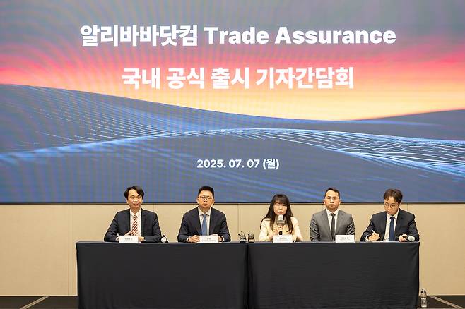 7일 서울 역삼동에서 열린 알리바바닷컴 기자간담회에서 (왼쪽부터) 마르코 양 알리바바닷컴 코리아 지사장, 션 양 알리바바닷컴 글로벌 사업개발 총괄 본부장, 썸머 가오 알리바바닷컴 글로벌 공급망 총괄, 앤드류 천 알리바바닷컴 결제 및 거래 총괄이 질문을 받고 있다. 알리바바닷컴 제공