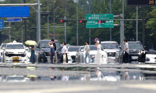 8일 폭염 경보가 발효 중인 서울 여의도 여의대로에 아지랑이가 피어오르고 있다. 연합뉴스