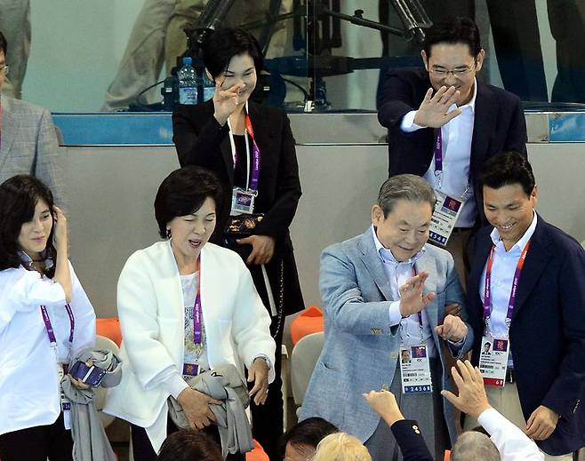 이건희 삼성전자 선대회장(앞줄 오른쪽 두번째)이 2012년 런던올림픽에서 가족들과 한국 선수를 응원하고 있다. 세계일보 자료사진