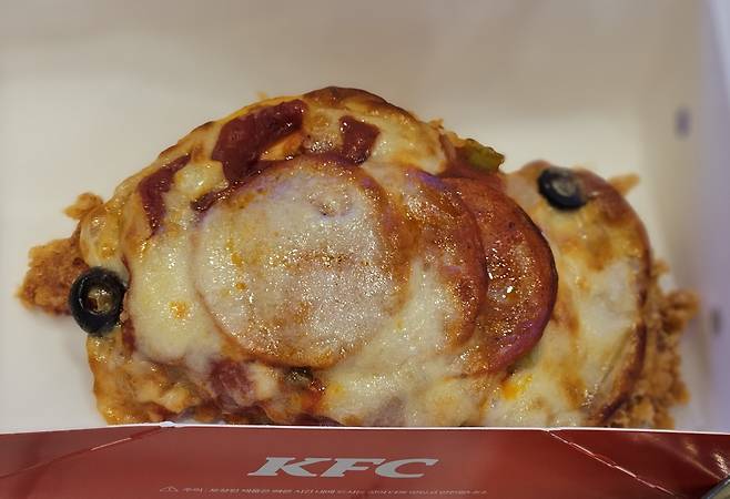 두툼한 KFC 치킨 위에 피자 토핑이 올라간 ‘켄치짜’.