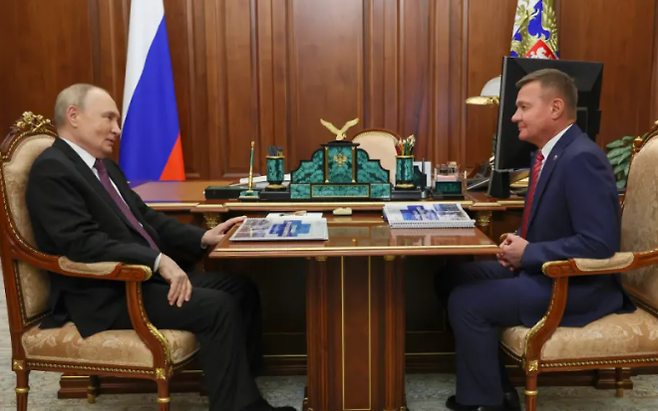 블라디미르 푸틴 러시아 대통령(왼쪽)과 면담 중인 로만 스타로보이트(53) 러시아 전 교통장관(오른쪽). AP 연합뉴스