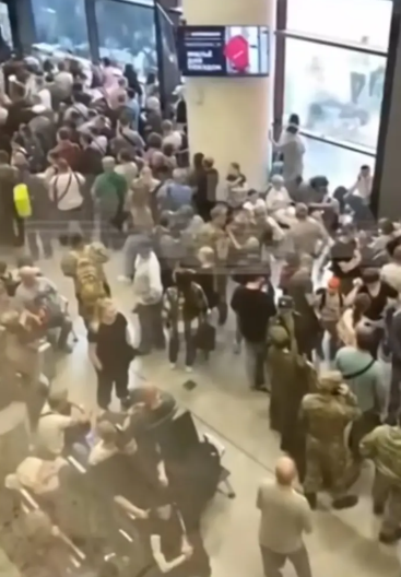 지난 주말 우크라이나군의 대규모 드론 공격 위협으로 러시아 전역의 항공편이 마비되면서 공항이 대혼란에 빠진 모습