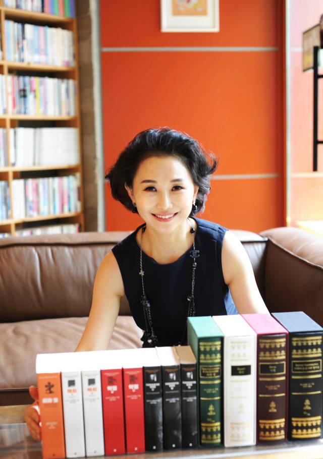 김정아 번역가가 자신이 번역한 도스토옙스키 4대 장편을 보여주고 있다.