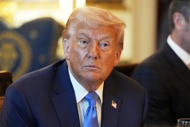 도널드 트럼프 미국 대통령이 7일(현지 시간) 백악관에서 베냐민 네타냐후 이스라엘 총리와 만찬을 하기에 앞서 기자들의 질문을 듣고 있다. AP연합뉴스